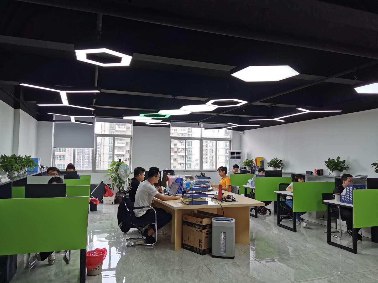 办公场所.jpg 办公场所.jpg